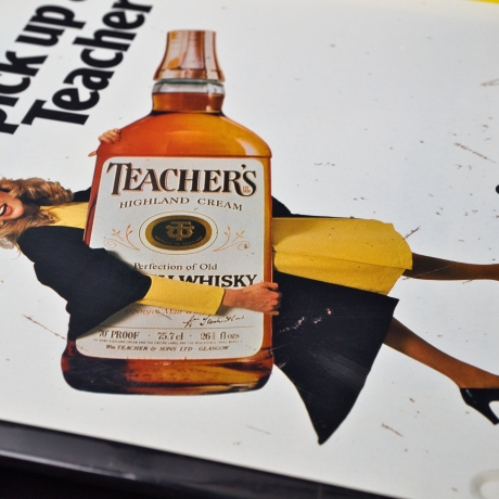 Blechtablett Werbemittel von Teachers Whisky : Pick up a teacher mit Alterspatina, vermutlich 1960 oder 1970er Jahre, Rost und Patina