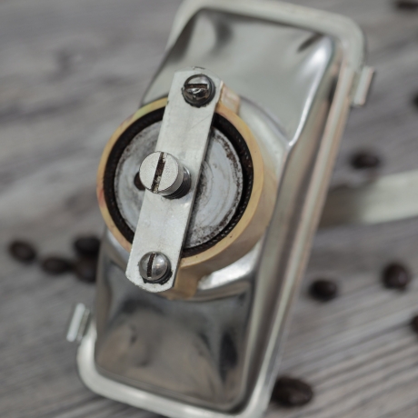 50er Jahre: GESKA Fortschritt Reise Kaffeemühle in mint