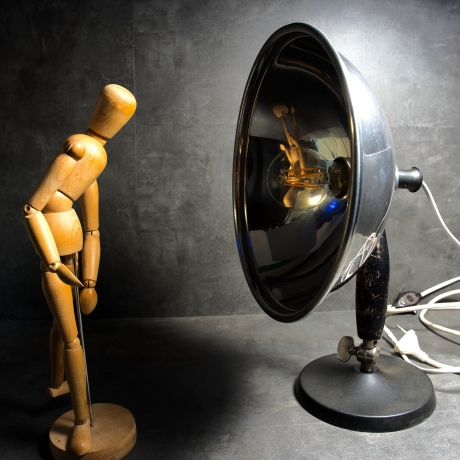 Tischlampe mit Bakelit Fuß (leicht beschädigt) in zeitlosem Mid Century Design, geprüfte Verkabelung, neigbar