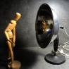 Tischlampe mit Bakelit Fuß (leicht beschädigt) in zeitlosem Mid Century Design, geprüfte Verkabelung, neigbar