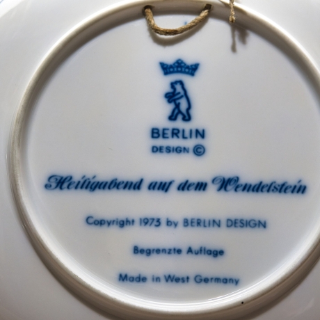 Weihnachtsteller - 1973: Heiligabend am Wendelstein - von Berlin Design - blaues Porzellan - begrenzte Auflage - Made in West Germany (8C3)