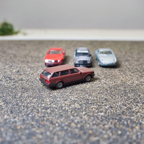 Herpa BMW 3er Touring (E30/5) Modellauto in rot – Maßstab 1:87 – Perfektes Sammlerstück für BMW-Fans und Modellauto-Liebhaber H0 1/87