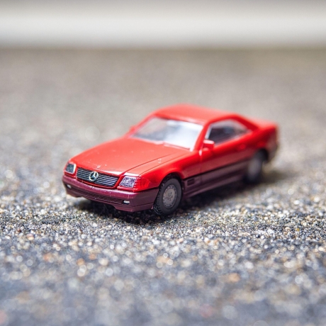 Herpa Mercedes 500SL Cabrio R129 Modellauto in rot; Haube öffnet Hardtop – Maßstab 1:87 – für Mercedes Fans und Modellauto-Liebhaber H0 1/87