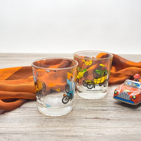 Außergewöhnliche Sammel-Gläser - Motiv: diverse Oldtimer - Farbiger Aufdruck - 2er-Set -  9C2