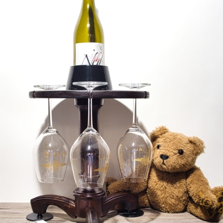 Upcycling Unikat: Weinglas Träger mit Flaschenhalter für den gepflegten Esstisch - gefertigt aus den Resten einer Wohnzimmer Lampe und PLA