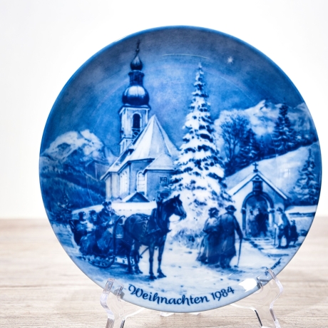Weihnachtsteller - 1984: Heiligabend in Ramsau - Berlin Design - blaues Porzellan - begrenzte Auflage - Made in West Germany (8C3)