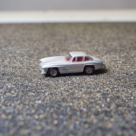 Monogram Models Inc. Modellauto Mercedes Benz 300 SL in silber – Maßstab 1:87 – Sammlerstück für MB Fans und Modellauto-Liebhaber H0 1/87