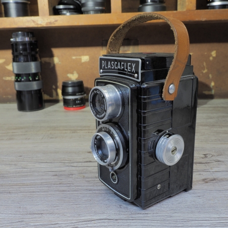 Plascaflex Rollfilmkamera aus den 1950er Jahren in überraschend gutem Zustand. Alles funktioniert. Blende, Verschluss und Sucher geprüft.