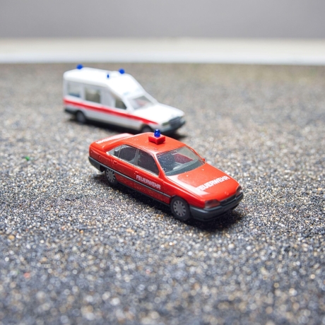 Herpa Opel Omega GLS Feuerwehr in rot, Zustand gut – Maßstab 1:87 – Perfektes Sammlerstück für Opel Fans und Modellbahn-Liebhaber H0 1/87
