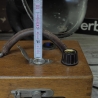 Upcycling: antike Konstatieruhr oder Taubenuhr mit FM Radio ausgestattet. 220V, Wurfantenne, blaue Kontrolleuchte, Handmade in Germany