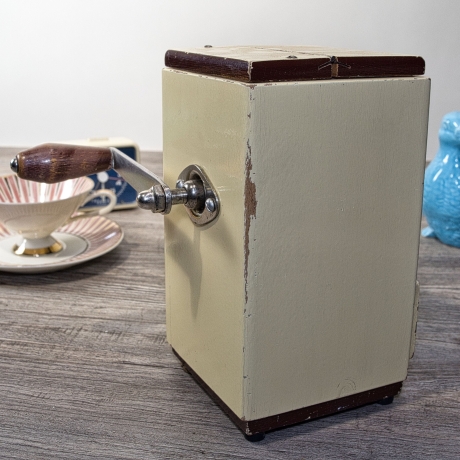 Kaffeemühle KyM Modell 9563 (seltenes weißes Modell) 1945 bis 1955er Jahren: Gehäuse weiß lackiert, Funktion geprüft! (SRU)