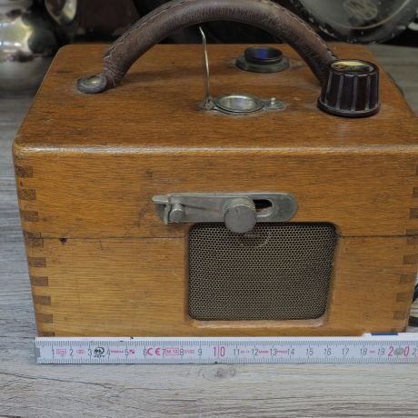 Upcycling: antike Konstatieruhr oder Taubenuhr mit FM Radio ausgestattet. 220V, Wurfantenne, blaue Kontrolleuchte, Handmade in Germany