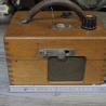 Upcycling: antike Konstatieruhr oder Taubenuhr mit FM Radio ausgestattet. 220V, Wurfantenne, blaue Kontrolleuchte, Handmade in Germany