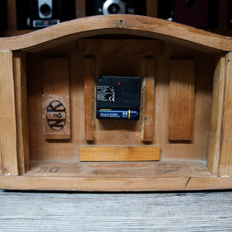 Küchenuhr, Tischuhr mit naturfreundlichem Palisanderfurnier und Funkuhrwerk DCF-77 aufbereitet, persönlich signiert, Einzelstück Zertifikat