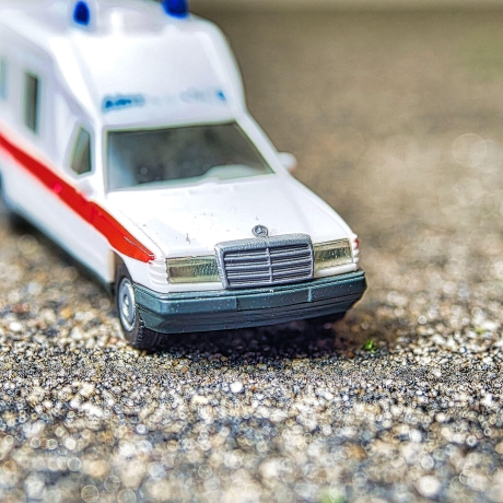 Herpa Mercedes-Benz Miesen Bonna 124L KTW - Ambulance Nr. 4065/2 – Maßstab 1:87 – für Mercedes Fans, Ärzte und Modellauto-Liebhaber H0 1/87