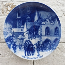 Weihnachtsteller - 1984: Weihnachtsabend in Ramsau - von Berlin Design - blaues Porzellan - begrenzte Auflage - Made in West Germany - (8F)