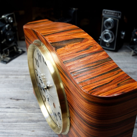 Küchenuhr, Tischuhr mit naturfreundlichem Palisanderfurnier und Funkuhrwerk DCF-77 aufbereitet, persönlich signiert, Einzelstück Zertifikat