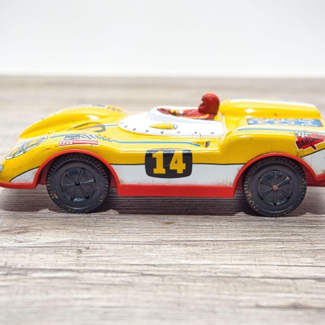 Blechauto: Vintage Joustra 24-Stunden Le Mans Rennwagen - Seltenes Blechmodell mit Friktionsantrieb - Maßstab 1/38 - Made in France