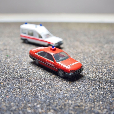 Herpa Opel Omega GLS Feuerwehr in rot, Zustand gut – Maßstab 1:87 – Perfektes Sammlerstück für Opel Fans und Modellbahn-Liebhaber H0 1/87