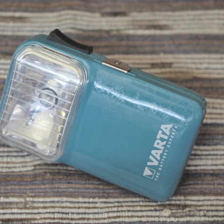 Upcycling, aber Originalzustand : Vintage VARTA Taschenlampe in babyblau, ca. 1960er Jahre (Umrüstung für Akkus)