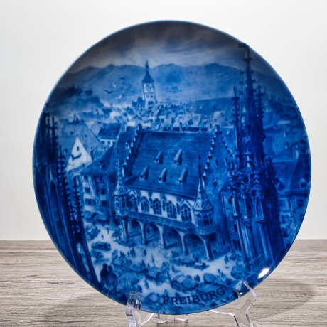 Sammelteller, Städteteller: Freiburg - Berlin Design - blaues Porzellan  - Made in Germany - mit Karton - 8E1 - TOP Zustand
