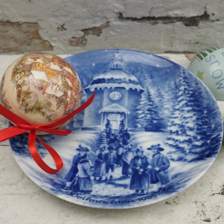 Weihnachtsteller - 1983: Die Kapelle in Oberndorf - von Berlin Design - blaues Porzellan - begrenzte Auflage - Made in West Germany - (8E3)