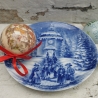 Weihnachtsteller - 1983: Die Kapelle in Oberndorf - von Berlin Design - blaues Porzellan - begrenzte Auflage - Made in West Germany - (8E3)