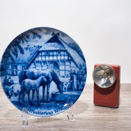 Sammelteller Muttertag: 1978 Stute mit Fohlen - Berlin Design - blaues Porzellan  - Made in West Germany - 19,5 cm - 8B3 - TOP Zustand