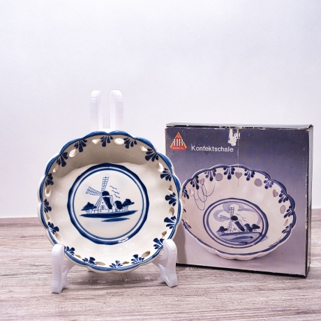 HB Zigaretten Porzellan Konfektschale - Motiv: Mühle - mit Herzchen und kreisförmigen Aussparungen am oberen Rand - Made in Germany - 9E3