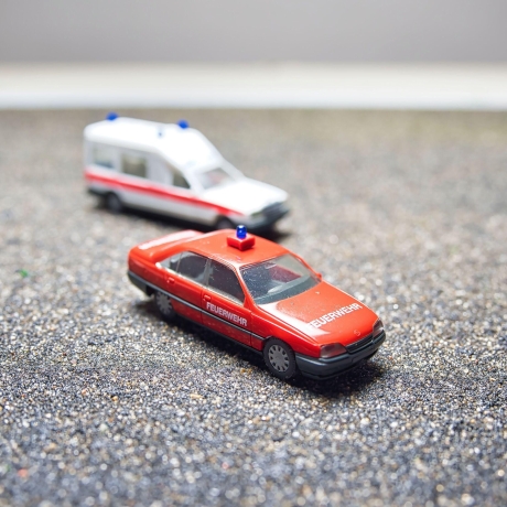 Herpa Opel Omega GLS Feuerwehr in rot, Zustand gut – Maßstab 1:87 – Perfektes Sammlerstück für Opel Fans und Modellbahn-Liebhaber H0 1/87