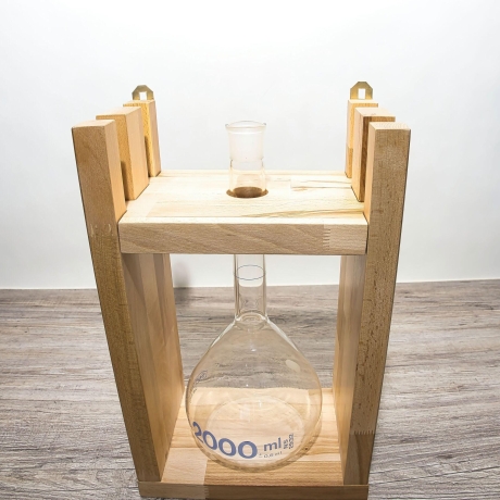 Blumenvase aus einem Laborglas Messkolben in  Buchenholz LP:1H