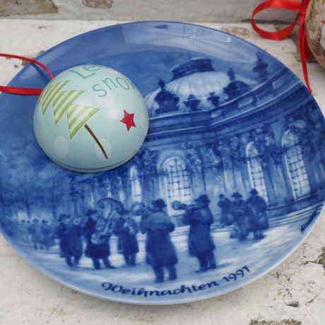 Weihnachtsteller - 1997: Weihnachtskonzert vor Schloß Sanssouci, Berlin Design - blaues Porzellan -begrenzte Auflage - Made in Germany (8E3)