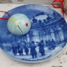 Weihnachtsteller - 1997: Weihnachtskonzert vor Schloß Sanssouci, Berlin Design - blaues Porzellan -begrenzte Auflage - Made in Germany (8E3)