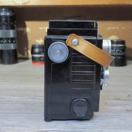 Plascaflex Rollfilmkamera aus den 1950er Jahren in überraschend gutem Zustand. Alles funktioniert. Blende, Verschluss und Sucher geprüft.