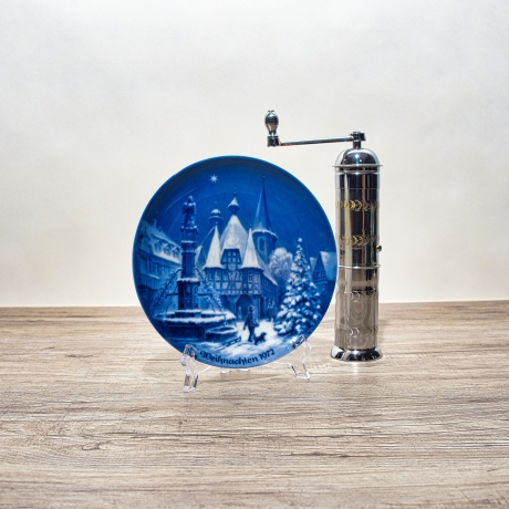 Weihnachtsteller - 1972: Michelstadt - von Berlin Design - blaues Porzellan - begrenzte Auflage - Made in West Germany - TOP Zustand (8C3)