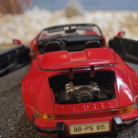 Porsche Speedster Automodell 1/18 ordentlich bespielt, Lackschaden, ideal zu Zugabe zu unserem Rettungswagen
