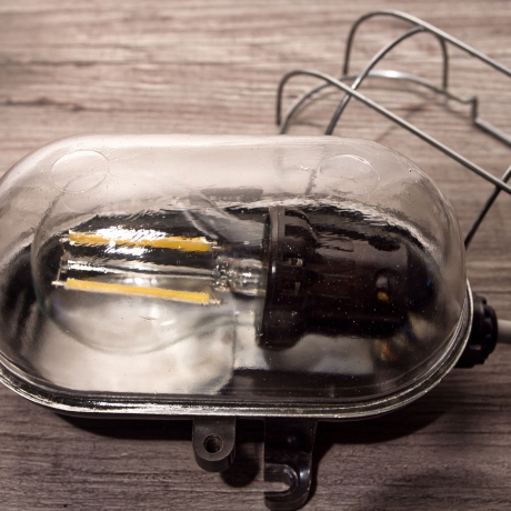 Bakelit Kellerlampe in TOP Zustand mit E27 Fassung, Midcentury Design und Opas Werkraumduft in einem
