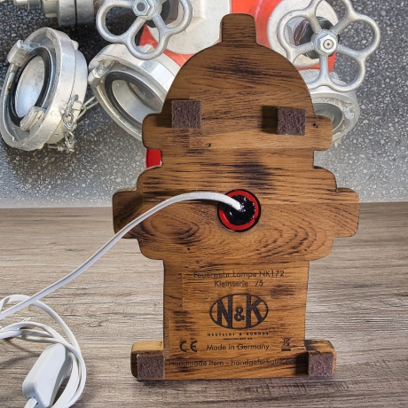 Kleinserie: Original Feuerwehr Spritze, Strahlrohr als Tischlampe, E27 Fassung, Euro Stecker, Schnurzwischenschalter, handgefertigter Fuß