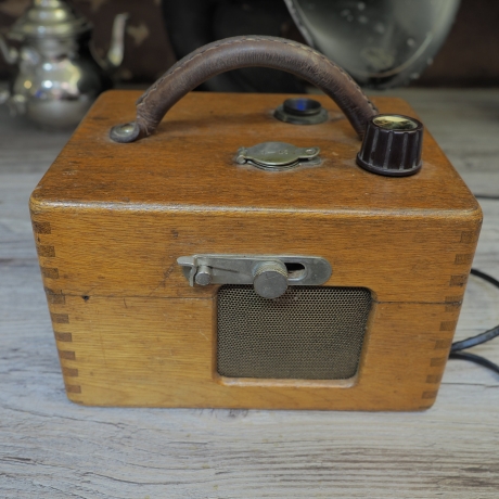 Upcycling: antike Konstatieruhr oder Taubenuhr mit FM Radio ausgestattet. 220V, Wurfantenne, blaue Kontrolleuchte, Handmade in Germany