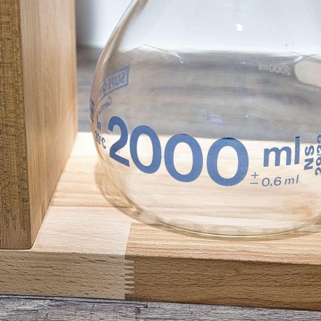 Blumenvase aus einem Laborglas Messkolben in  Buchenholz LP:1H