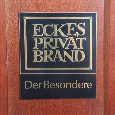 Eckes Sammlerkasten für Likör- oder Weinflaschen mit Messingspiegel, Glastür und Schlüssel.