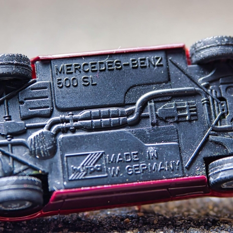Herpa Mercedes 500SL Cabrio R129 Modellauto in rot; Haube öffnet Hardtop – Maßstab 1:87 – für Mercedes Fans und Modellauto-Liebhaber H0 1/87