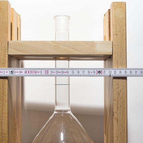 Blumenvase aus einem Laborglas Messkolben in  Buchenholz LP:1H