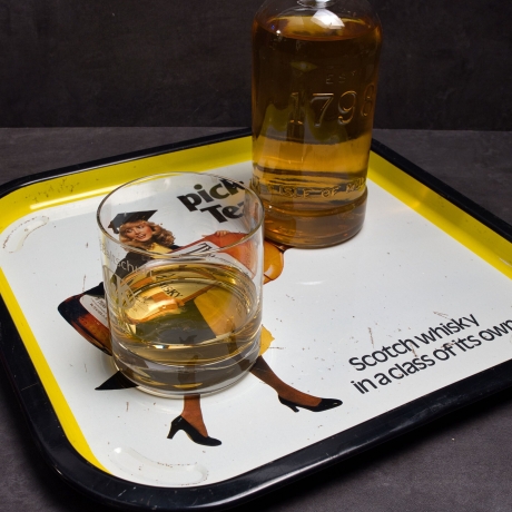 Blechtablett Werbemittel von Teachers Whisky : Pick up a teacher mit Alterspatina, vermutlich 1960 oder 1970er Jahre, Rost und Patina