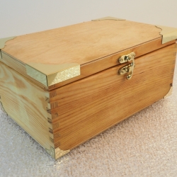 kleiner Kiefer Holzkasten mit Messingbeschlägen  (6D)