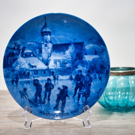 Weihnachtsteller - 1982: Weihnachtsabend in Wasserburg - Berlin Design - blaues Porzellan - begrenzte Auflage - Made in West Germany - (8C3)