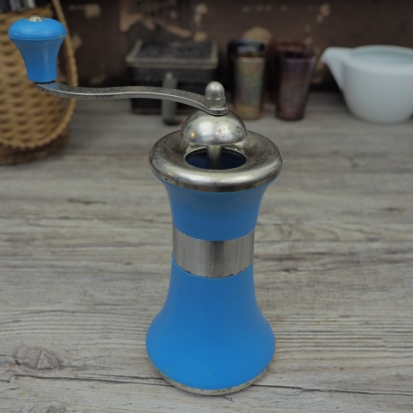 50er Jahre: Reise Pfeffermühle in zeitgenössischem blau