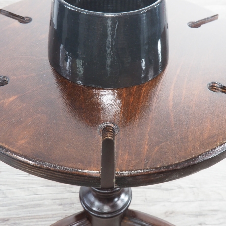 Upcycling Unikat: Weinglas Träger mit Flaschenhalter für den gepflegten Esstisch - gefertigt aus den Resten einer Wohnzimmer Lampe und PLA