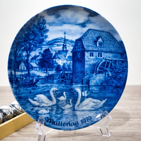 Sammelteller Muttertag: 1979 Schwäne a.d. Dorfteich - Berlin Design - blaues Porzellan  - Made in West Germany - 19,5 cm - 8B3 - TOP Zustand