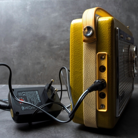 Kofferradio Akkord Motorette Filou L, Rockabilly fifties Style, generalüberholt, mit Netzteil für 110 und 220 Volt (weltweiter Einsatz)